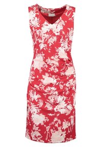 Czerwona sukienka w kwiaty z dekoltem w serek, bez rękawów, wykonana z miękkiego materiału, z białymi i różowymi wzorami kwiatowymi oraz subtelnymi detalami marszczenia.