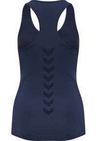 Marinblå atletisk linne med racerback-design, med ett chevronmönster i en något mörkare nyans i mitten. Slät textur.
