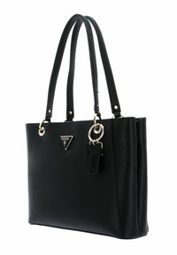 Sac cabas en simili cuir noir avec doubles poignées, quincaillerie argentée, logo triangulaire et étiquette. Surface texturée avec un motif subtil.