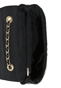 Svart handväska med en strukturerad ytfinish, gyllene kedja och beslag, ett dragkedjade fack och ett rymligt inre.