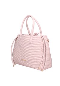 Borsa tote intrecciata rosa chiaro con manici superiori doppi, forma strutturata, hardware in tonalità oro e superficie testurizzata. Logo del marchio impresso sulla parte anteriore.