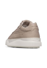 Baskets en cuir tressé beige avec une tige texturée, un col rembourré et une épaisse semelle en caoutchouc blanc. Présente des coutures minimales et une finition lisse.