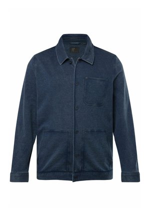 Dunkelblaue Jeansjacke mit Kragen, Knopfleiste, einer Brusttasche und zwei unteren Fronttaschen. Glatte Textur.