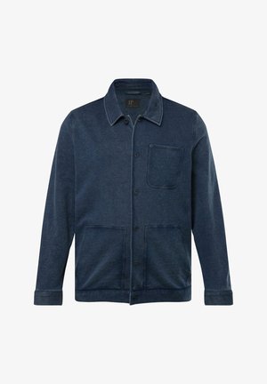 Giubbotto in denim di colore blu scuro con collo, chiusura a bottoni, taschino sul petto e due tasche frontali inferiori. Texture liscia.