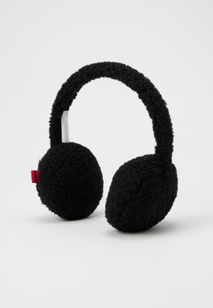 Auriculares de orejeras de felpa negra y suave con una diadema acolchada y copas redondas. Tiene una pequeña etiqueta de logo rojo a un lado.