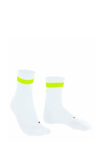 Białe skarpetki sportowe z jasnoskalnym żółtym paskiem u góry, wyeksponowane obok siebie na jednolitym białym tle.