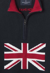Námořnický pulovr s červeným límcem, s půlzipem, značky Hackett London, a pletenou vlajkou Union Jack vepředu.