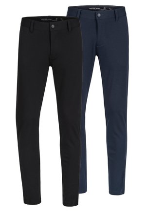 Deux paires de pantalons slim-fit : un noir et un bleu marine foncé. Fabriqués en tissu lisse et extensible, avec des poches avant et des fermetures à boutons.
