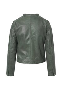 Vihreä nahkainen moottoripyörätakki, jossa on lyhyt muotoilu, koristeompeleet hartioilla ja pitkät hihat. Sileä pinta, jossa on hienovarainen kiilto.