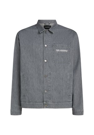 Giubbotto in denim grigio con chiusura a bottoni, taschino sul petto con ricamo del logo e due tasche laterali. Texture liscia e taglio casual.