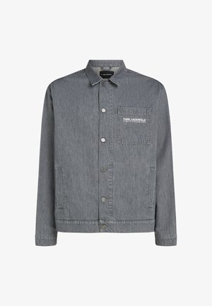 Siva denim jakna z gumbno zaporo, prsni žep z vezenjem logotipa in dvema stranskima žepoma. Gladka tekstura in sproščen kroj.