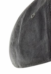 Graue Cordhut im Baseball-Stil, mit gerundeter Krone, einer gestickten Belüftungsöffnung und strukturiertem Stoff. Glatte Kanten mit feiner Rippung.