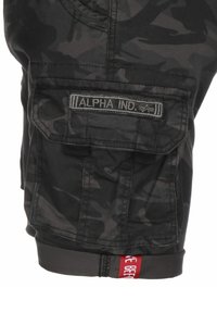Alpha Industries CREW CAMO - Kratke hlače - black camo