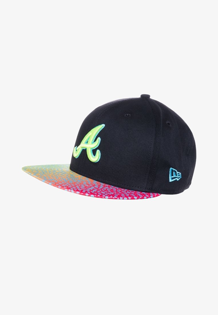 Casquette de baseball noire avec un "A" vert néon à l'avant, une visière plate multicolore tachetée et un petit logo bleu sur le côté.