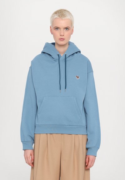Blauwe hoodie met een voorzak, trekkoordjes en ribgebreide mouwen. Heeft een klein geborduurd ontwerp op de borst.