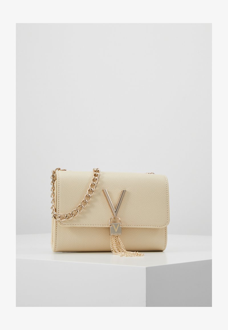 Borsa a tracolla beige con texture, dotata di una catena dorata, con un prominente logo a "V" dorato e un accento decorativo di nappina dorata.