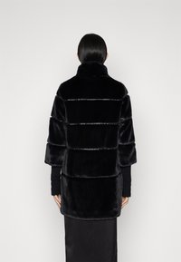 Patrizia Pepe Abrigo de invierno - black