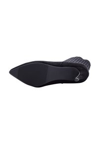Stivale alla caviglia in suede nero con punta affilata e pannello superiore rigato, dotato di suola in gomma testurizzata e dettaglio metallico sul tacco.