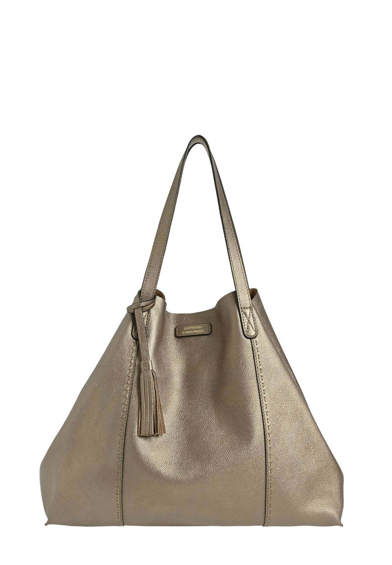 Sac fourre-tout en cuir doré métallisé avec des poignées doubles et un détail en pompon suspendu près du bord supérieur.