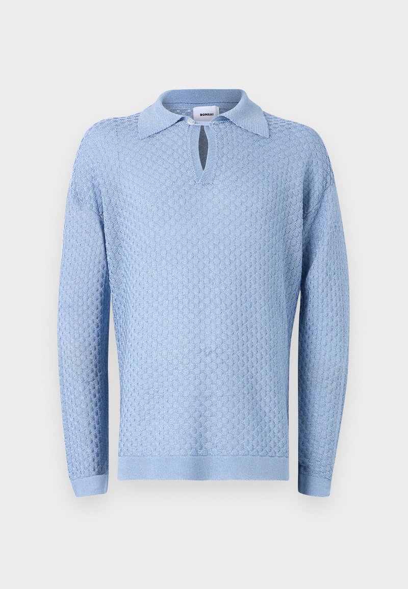 Maglione lavorato a maglia azzurro chiaro con un motivo testurizzato, colletto polo e apertura a chiave sullo scollo. Maniche lunghe e polsini a coste.