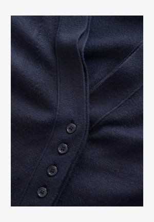 Marineblauer Wollcardigan mit V-Ausschnitt, fünf schwarzen Kunststoffknöpfen und einem weichen, strukturierten Stoff.