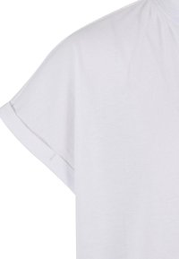Vit crewneck t-shirt med korta ärmar, tillverkad av mjukt bomullstyg. Har en ren, slät textur och enkel design.