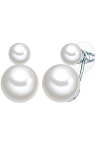 Orecchini a perla bianca con due dimensioni di perle rotonde dalla superficie lucida, montati su un elegante perno in argento.