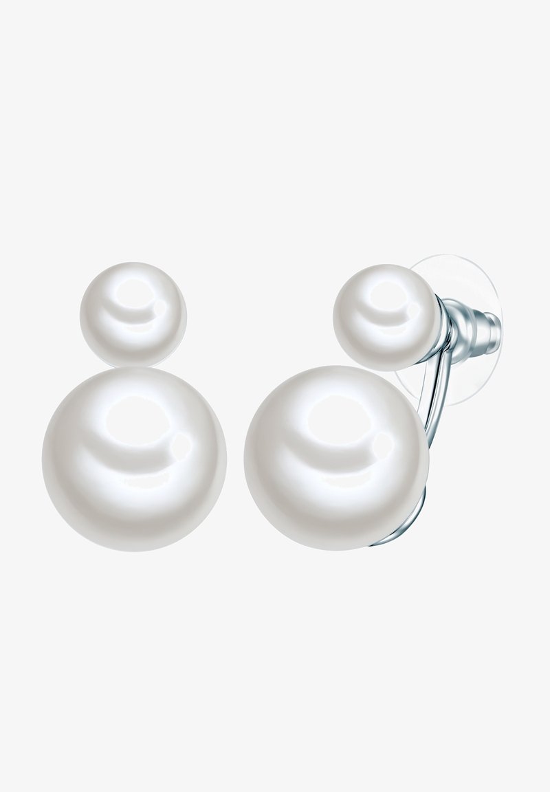 Balti perlų auskarai, kuriuose yra dviejų dydžių apvalūs perlai su blizgia paviršiumi, montuoti ant elegantiško sidabro laikiklio.