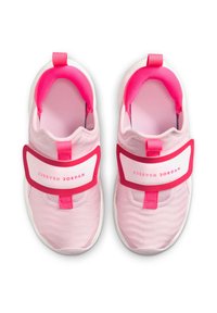 Sneaker rosa con una toma morbida e texturizzata, caratterizzata da una larga fascia rosa con l'etichetta "23SEVEN JORDAN" e una suola bianca in contrasto.