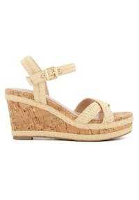 Sandale compensée beige avec plateforme en liège et brides texturées. Présente un détail tressé et une sangle de cheville réglable avec une boucle dorée.
