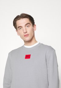 HUGO DIRAGOL - Camisola - silver