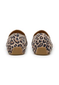 Par de mocasines sin cordones con estampado de leopardo y agarres de goma color beige en el talón, vistos desde atrás sobre un fondo blanco.