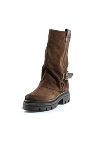 Botte en daim marron mi-mollet avec fermeture éclair latérale, bride réglable à boucle et semelle épaisse noire à crampons.