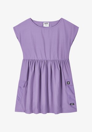 Fioletowa sukienka dziewczęca z krótkim rękawem, elastyczną talią i dwiema przednimi kieszeniami, z których jedna ma naszywkę z logo marki.