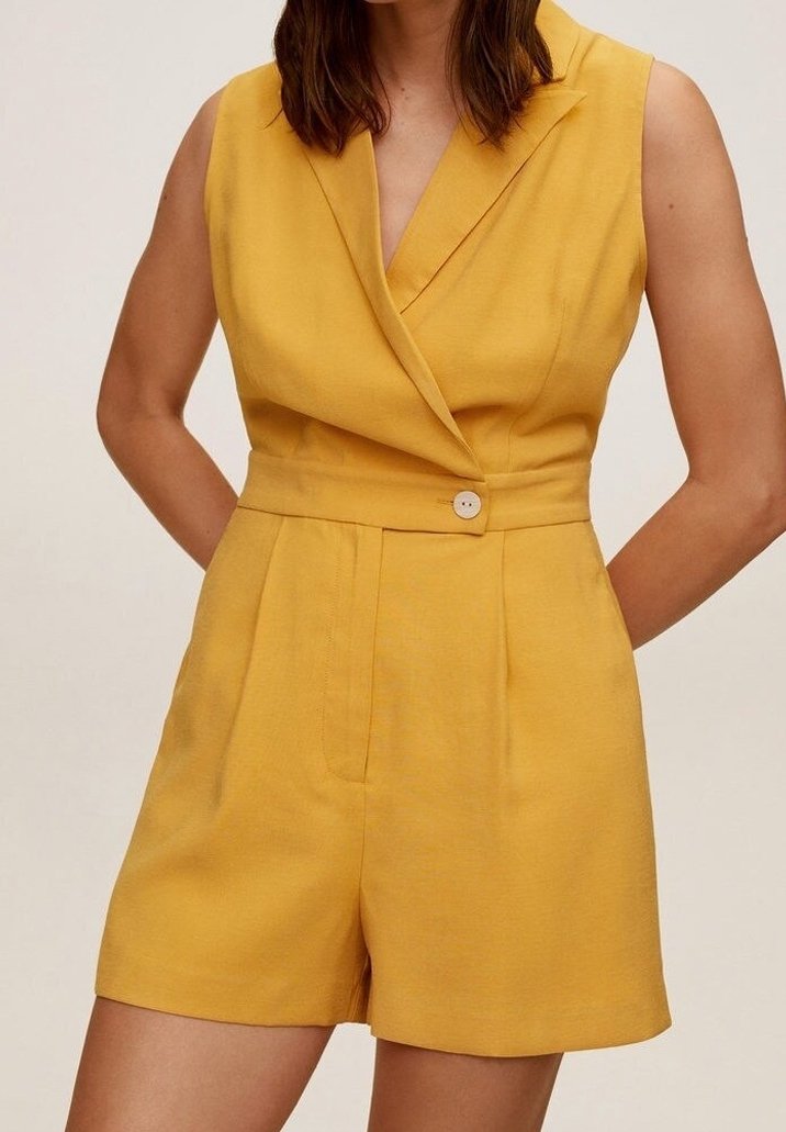 Žlutý lněný bezrukávový overal s výstřihem do V, strukturovaným límcem, designem do zavazování, předními sklady a knoflíkovým detailem v pase.
