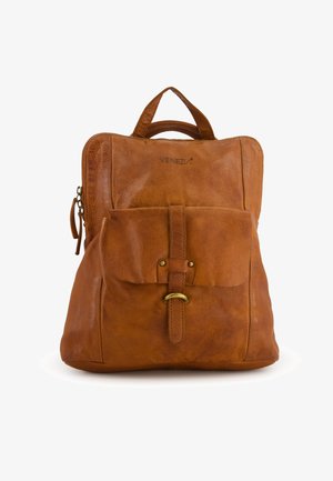 Brauner Leder-Rucksack mit Reißverschluss, Fronttasche und Steppdetails. Verfügt über einen oberen Griff und ist mit einer natürlichen Struktur versehen.