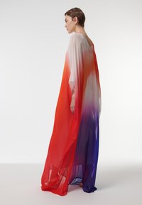 Langer, transparenter Kaftan, der von Rot über Orange bis Violett verläuft. Entspannte Silhouette mit weiten Ärmeln und tiefem Ausschnitt. Leichtes Material.