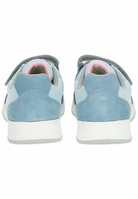 Zapatillas de ante azul con una suela de goma blanca, correa ajustable, suaves acentos en rosa y un panel trasero texturizado.