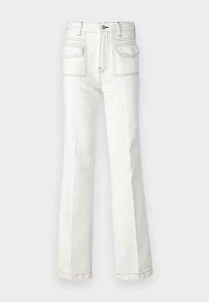 Bijele traperice s razrezom, koje imaju dva prednja džepa, kontrastni šavovi i visoki struk. Tkanina je čvrsta i glatke teksture.