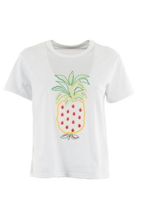 Camiseta blanca de algodón con un diseño de piña bordado en amarillo y verde en el centro, con acentos en rosa en la textura de la fruta.