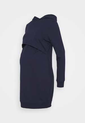 Navyblå langærmet graviditets-hoodie kjole med hætte, lagdelt frontpanel og ribstrikkede manchetter vist på ensfarvet baggrund.
