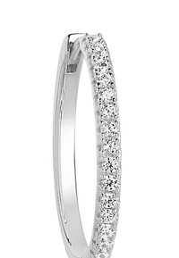 Silverring med en slät yta, prydd med en rad små, runda, klara ädelstenar som är infattade längs ena sidan. Smal och polerad design.