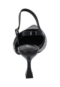 Sandalía de tacón alto de charol negro con un respaldo texturizado plateado, correa ajustable y tacón cuadrado. Plantilla acolchada negra visible.