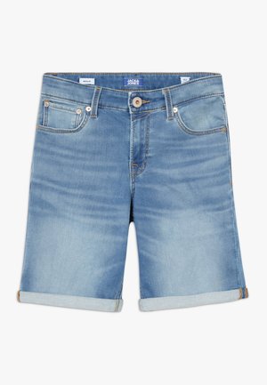 Shorts en denim bleu clair avec revers roulés, fermeture à boutons sur le devant et poches, sur fond blanc.