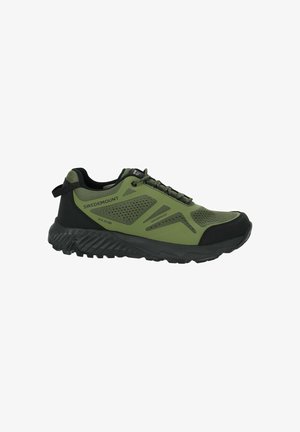 Zielone wodoodporne buty trekkingowe z czarnymi akcentami, siateczkową górną częścią i teksturowaną podeszwą. Posiadają logo i odblaskowe detale po bokach.