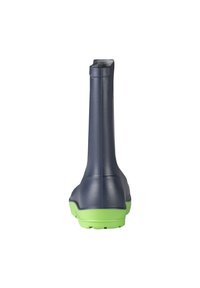 Botte en caoutchouc marine avec une finition lisse, semelle verte et bout arrondi. Le design présente un tige de hauteur moyenne et un talon plat.