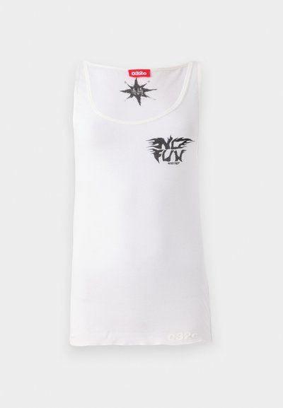 Balta kokvilnas bezpieša blūze ar melnu grafisku druku "NICE FUN" un zvaigznītes dizainu. Numurs "032c" izdrukāts uz apakšmala.