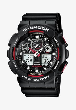 Montre G-Shock avec un bracelet en résine noire, affichage numérique et analogique, accents rouges, cadran texturé et multiples fonctions, y compris alarme et chronomètre.