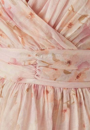 Zachte roze stof met perzik- en beige bloemenprint, geplooide taille en geplooide details op een luchtige jurk.