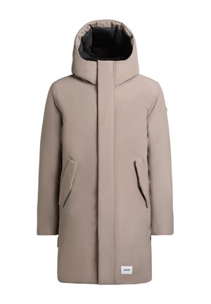 Bézs téli parka magas gallérral és kapucnival, oldalzsebekkel, egyenes szabással és sima anyaggal. Fehér háttér előtt bemutatva.